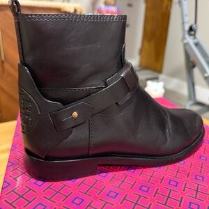 Tory Burch Derby Flat Dark Brown Leather Ankle Booties Sz 6
Preppy Quiet Luxury